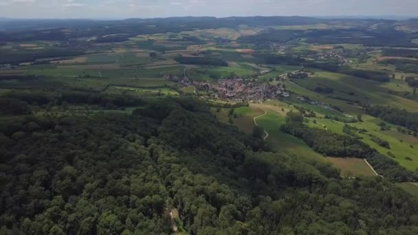 Widok z lotu ptaka na dawno wymarłe wulkany regionu Hegau w kierunku Jeziora Bodeńskiego w Niemczech - Materiał filmowy, wideo