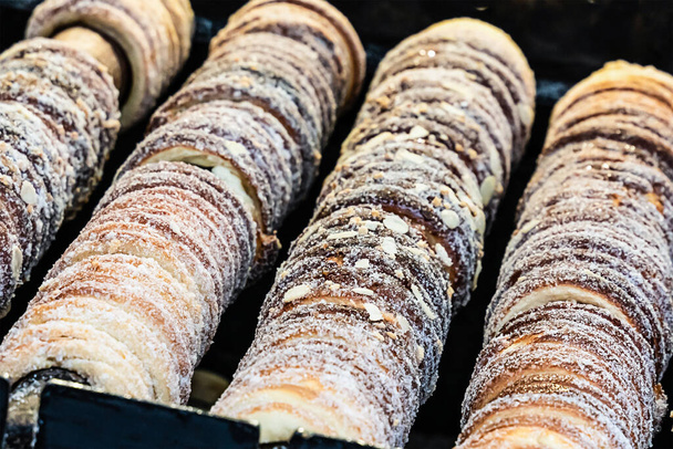 トルデリクの伝統的なデザートは、ハンガリーとチェコの見本市で調理されています。 - 写真・画像