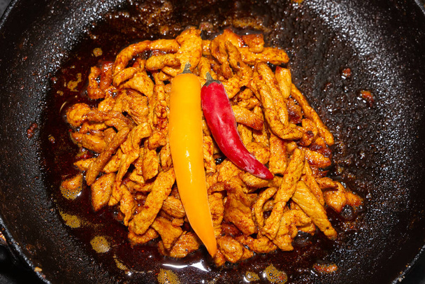 горячая свинина и паприка паприка украшены большими стручками перца чили - Фото, изображение