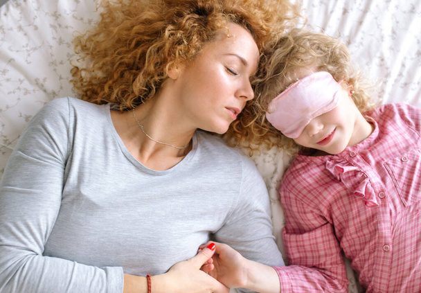 žena a holčička se topí ve spánku - Fotografie, Obrázek