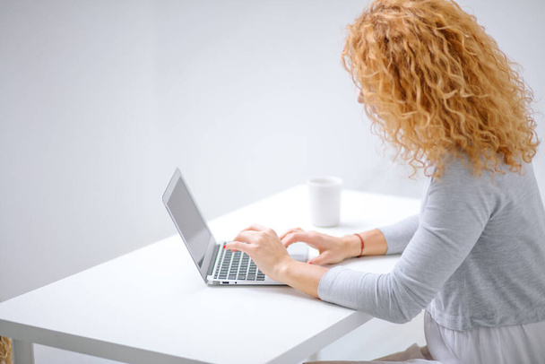 femme rousse travaillant sur l'ordinateur - Photo, image
