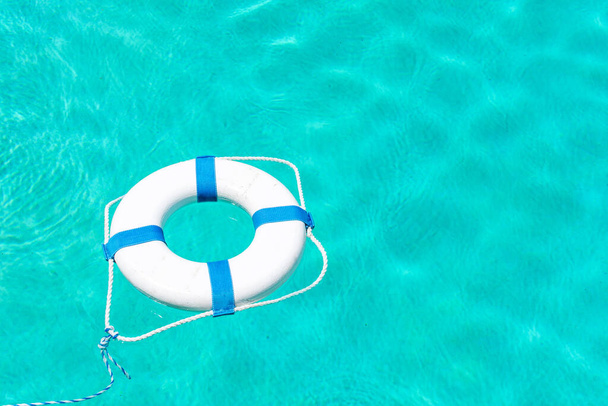 Habszivacs gyűrű medence bója nejlon kötéllel körülvéve uszoda víz. - Fotó, kép