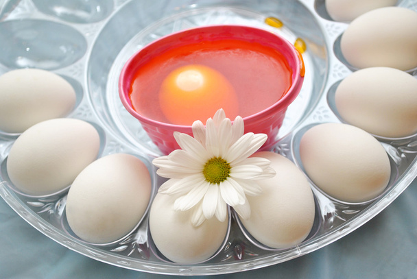 Colorir ovos de Páscoa vermelhos
 - Foto, Imagem