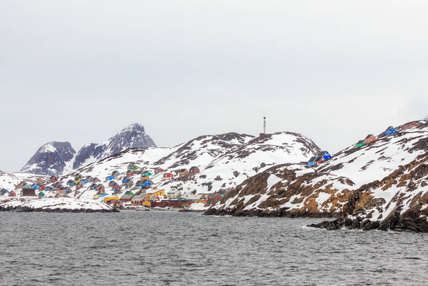 Värikäs arktinen kylä taloja kivinen vuono keskellä ei mitään, Kangamiut, Grönlanti - Valokuva, kuva