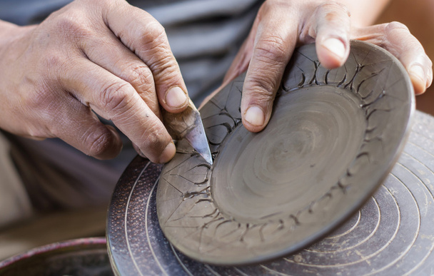 Різьблення глини для виготовлення глиняного посуду
 - Фото, зображення