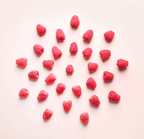 Fresh sweet ripe raspberries on pink background, flat lay - Valokuva, kuva