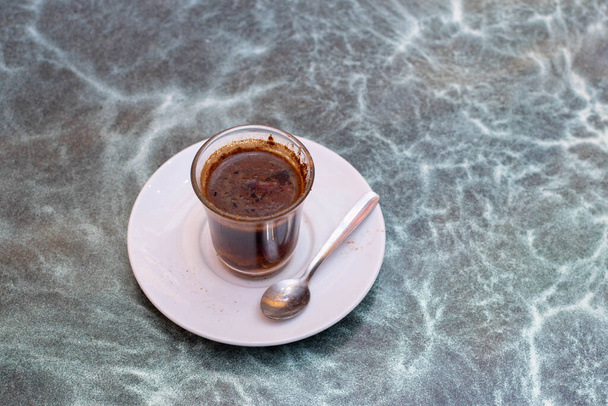 kahvi alkoholin, kanelin, sitruunan ja kahvipapujen kanssa - Valokuva, kuva