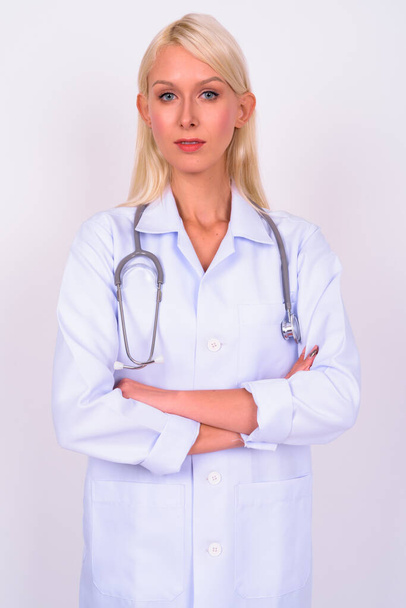 Студийный снимок молодой красивой блондинки врач на белом фоне - Фото, изображение
