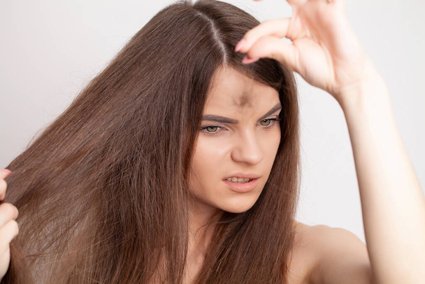 Очень расстроенная молодая женщина имеет проблемы с выпадением волос - Фото, изображение