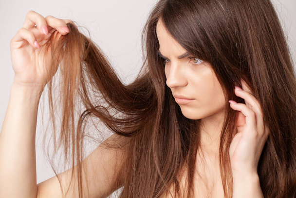 Mujer joven muy molesto tiene un problema con la pérdida de cabello - Foto, imagen