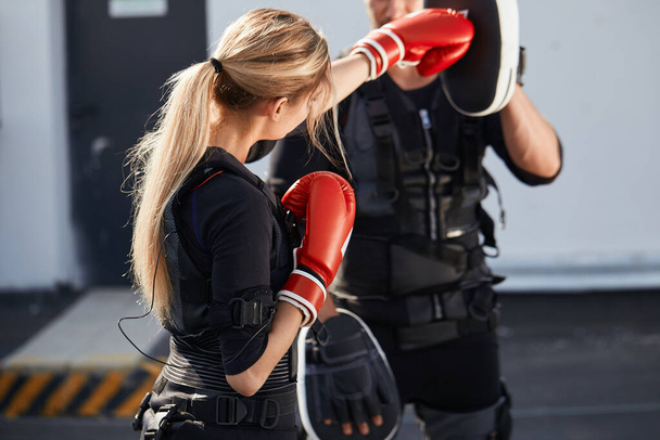 chica deportiva está haciendo ejercicio con guantes de boxeo - Foto, Imagen