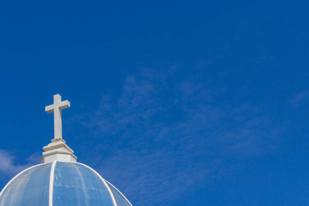 μεγάλος λευκός σταυρός στον γαλάζιο ουρανό - Φωτογραφία, εικόνα