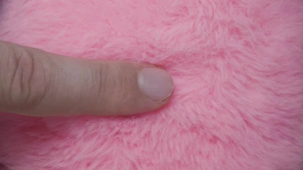 Ujj csúszik át rózsaszín szőrme - Felvétel, videó