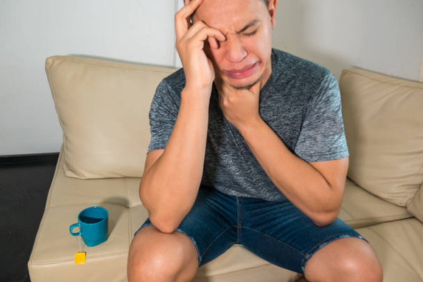 Kranker Mann mit Grippefieber und Kopfschmerzen - Foto, Bild