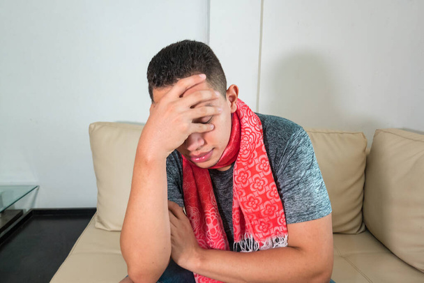 Kranker junger hispanischer Mann. Kälteprobleme. Menschen und Medizin-Konzept - Foto, Bild