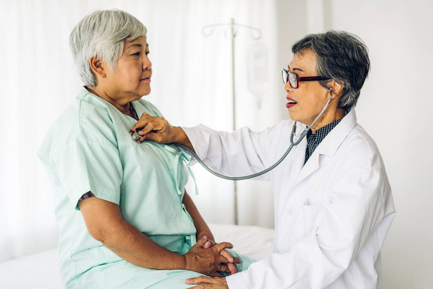 Старший лікар консультування та вивчення пацієнта старшої жінки зі стетоскопом у лікарні. Охорона здоров'я та медицина
 - Фото, зображення