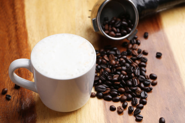 Gorąca latte, gorąca kawa i pianka mleczna na drewnianej podłodze - Zdjęcie, obraz