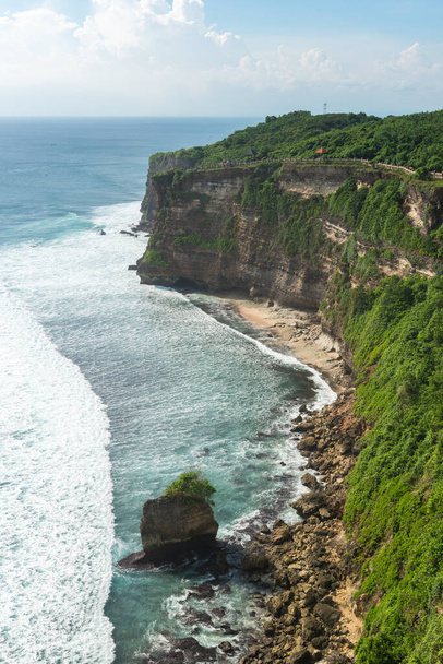 Piękny widok na klif Uluwatu z pięknym, czystym niebem i błękitnym morzem na Bali, Indonezja. - Zdjęcie, obraz