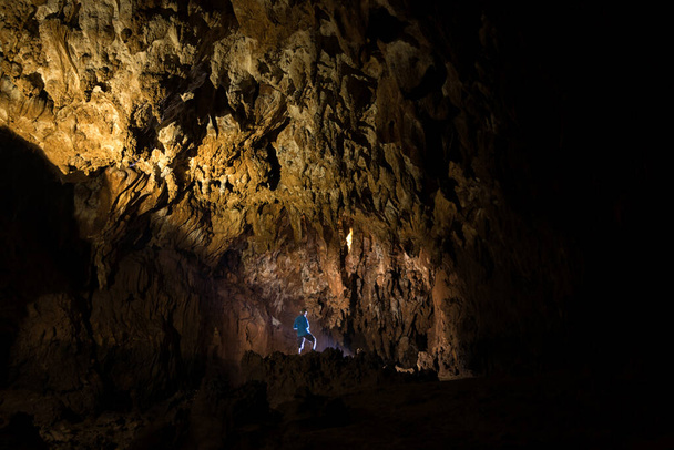 Tham Sai Thong洞窟内の探検家(Tham Luang洞窟の農村洞窟)). - 写真・画像