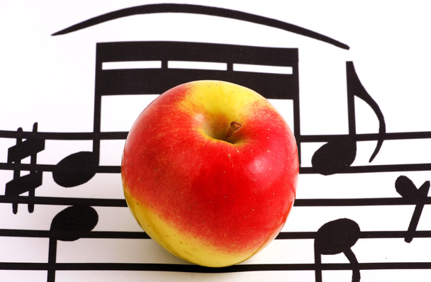 Элементы музыкальной нотации и яблоко
 - Фото, изображение