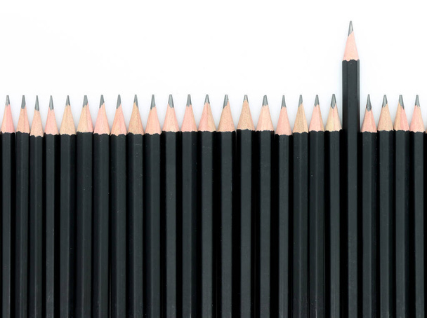 Nahaufnahme von schwarzen Bleistiften weißen Hintergrund, heben sich von der Masse Konzept - Foto, Bild