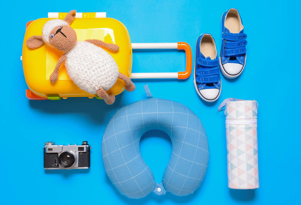 Reis accessoires voor kinderen op kleur achtergrond - Foto, afbeelding