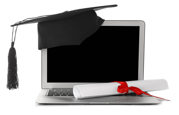Випускний капелюх, ноутбук та диплом на білому тлі
 - Фото, зображення