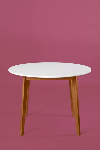 Обеденный стол на цветном фоне - Фото, изображение