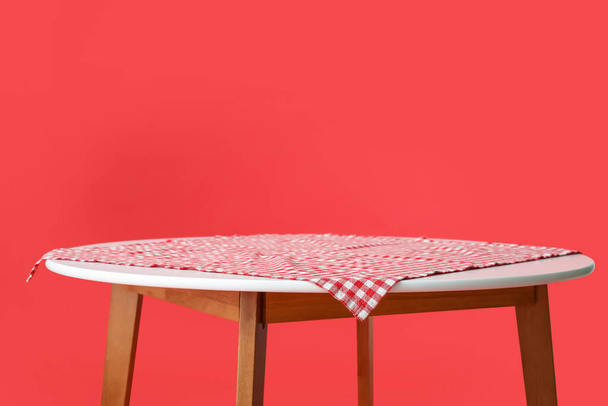 Mesa de comedor con mantel sobre fondo de color - Foto, imagen