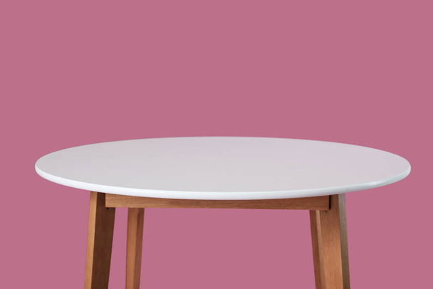 Table à manger sur fond de couleur - Photo, image