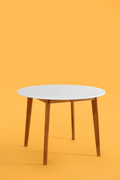 Stół jadalny na tle koloru - Zdjęcie, obraz
