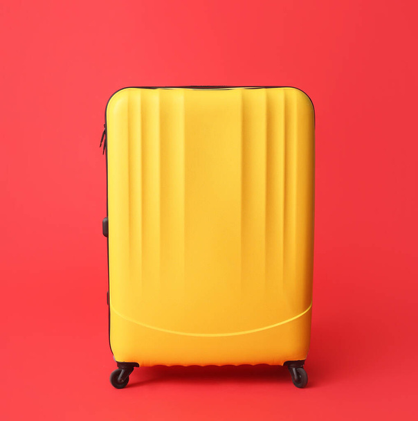 Renkli arka planda paketlenmiş bavul. Seyahat kavramı - Fotoğraf, Görsel