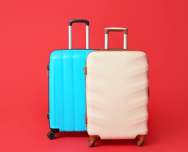 Συσκευασμένες βαλίτσες σε έγχρωμο φόντο. Ταξιδιωτική έννοια - Φωτογραφία, εικόνα
