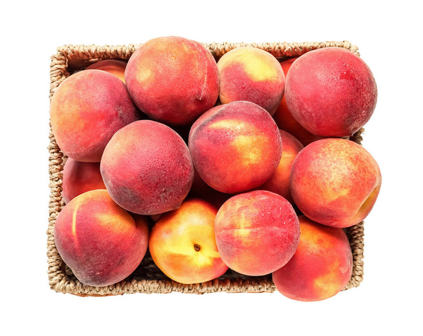 Сладкие спелые персики в коробке на белом фоне - Фото, изображение