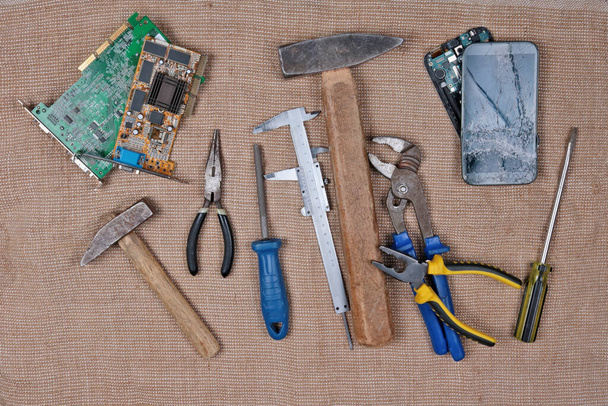 Un étrange ensemble d'outils pour réparer le vieux téléphone et l'équipement informatique - Photo, image