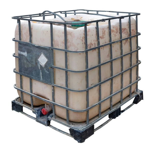 Большой пластиковый ящик, используемый для хранения воды на строительной площадке. TIsolated on white - Фото, изображение