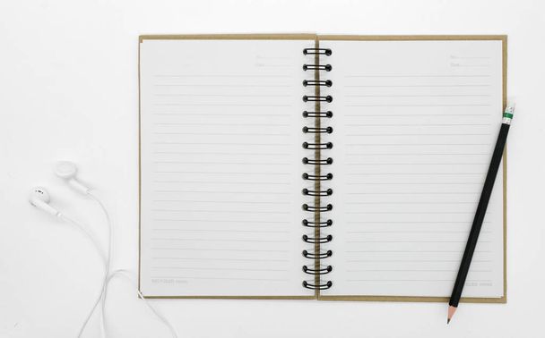 ноутбук изолирован на белом фоне - Фото, изображение