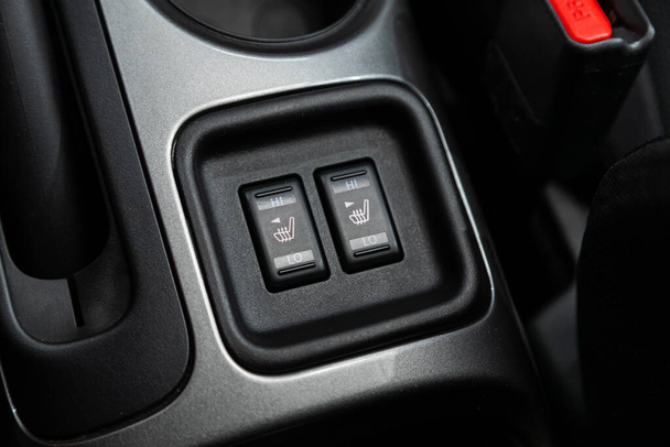 γκρο πλαν των μαύρων κουμπιών θέρμανσης καθισμάτων στον πίνακα αυτοκινήτων, κανένα εμπορικό σήμα - Φωτογραφία, εικόνα