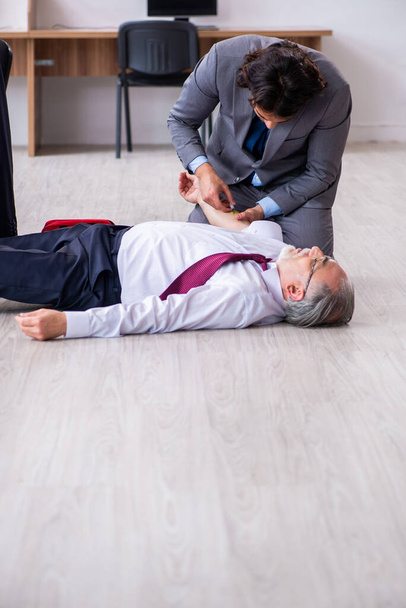 Mężczyzna pracownik cierpiący na atak serca w biurze - Zdjęcie, obraz