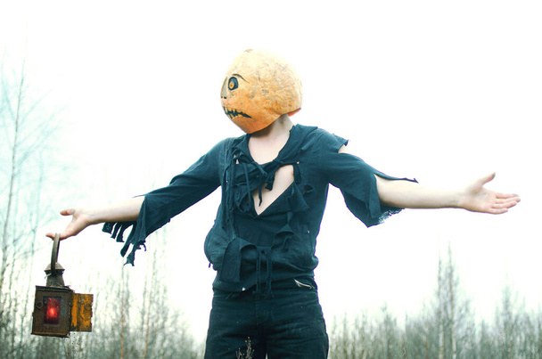 Хэллоуин Пугало с тыквой на голове в черных тряпках с недовольным лицом - Фото, изображение
