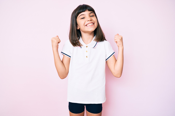 Fiatal lány bumm visel sportruházat nagyon boldog és izgatott csinál győztes gesztus karok emelt, mosolygós és sikoltozó siker. ünnepség koncepciója.  - Fotó, kép