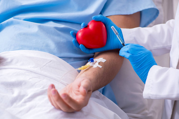 Patient de sexe masculin recevant une transfusion sanguine à l'hôpital - Photo, image