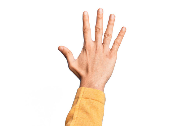 Hand eines kaukasischen jungen Mannes, der Finger über isoliertem weißen Hintergrund zeigt und die Zahl 5 zählt, die fünf Finger zeigt - Foto, Bild