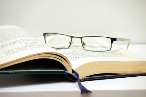 Glasses and book - Foto, afbeelding