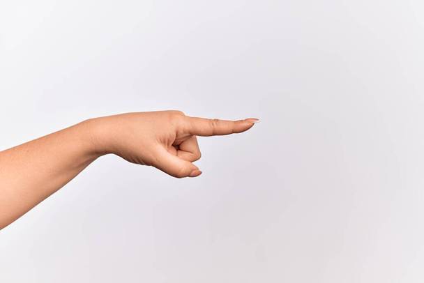 Mano de mujer joven caucásica señalando con el dedo índice hacia un lado, sugiriendo y seleccionando una opción - Foto, imagen