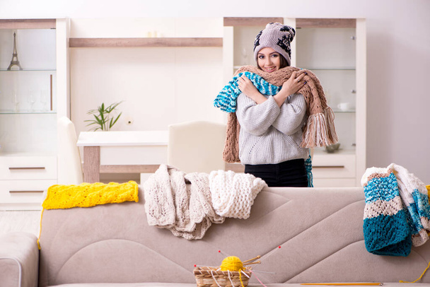 Young beautiful woman knitting at home - Valokuva, kuva