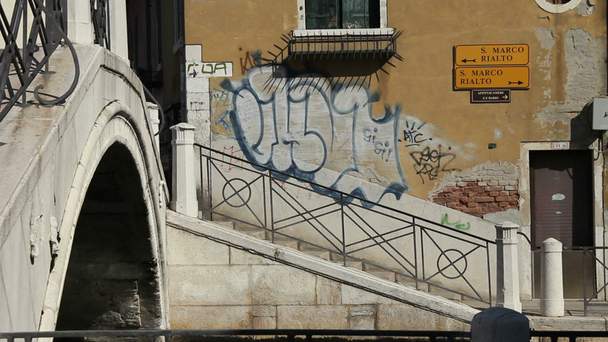 az emberek a lépcsőn, hogy a híd a csatorna felett - Felvétel, videó