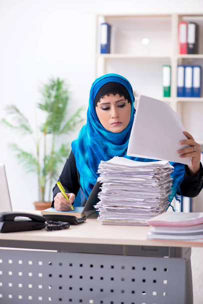 Empleada en hijab trabajando en la oficina - Foto, Imagen