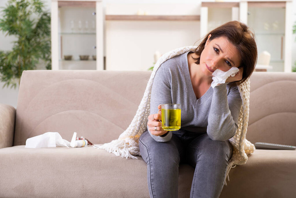 Sick middle-aged woman suffering at home - Foto, Imagen