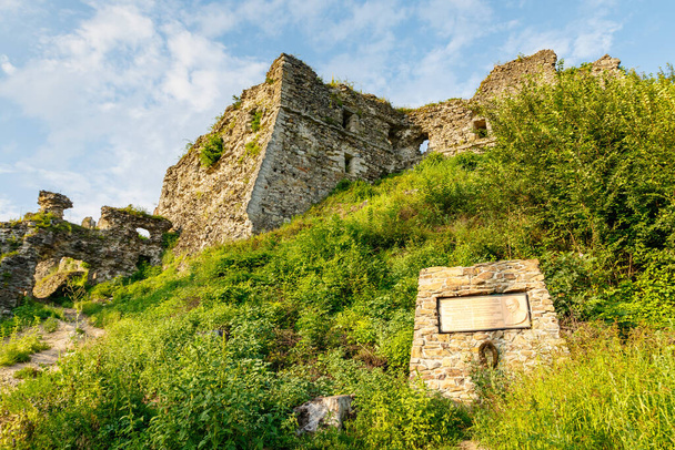 Ruinas del antiguo castillo húngaro al atardecer en la ciudad de Khust, al oeste de Ucrania. - Foto, imagen